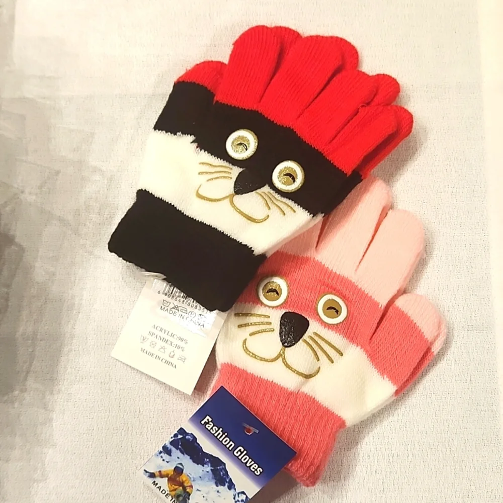 FASHION GLOVES GIRLS NWT KNITTED GLOVES WITH A CAT FACE. CLEARANCE